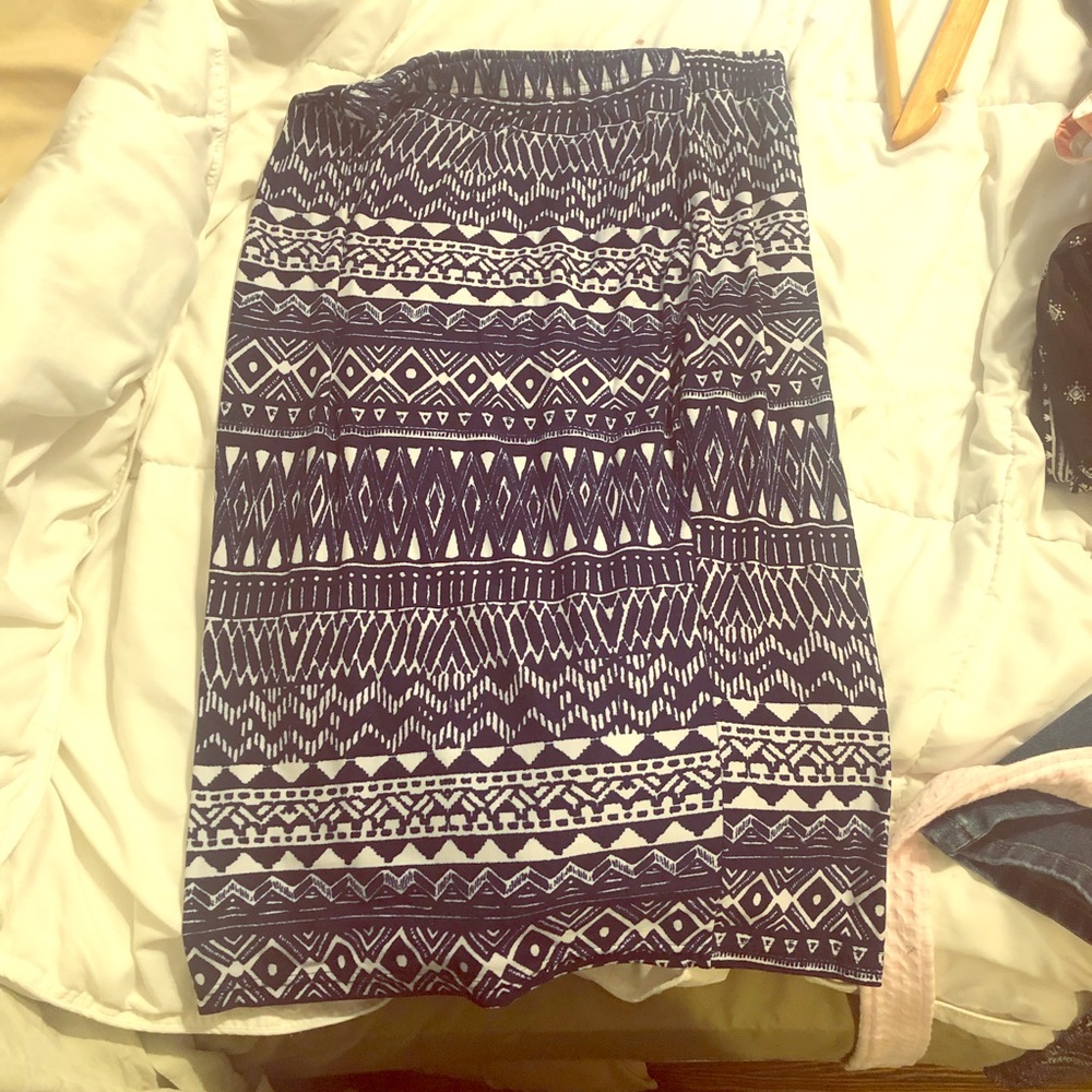 Pencil skirt. Stretchy. Fits tight to the hips.